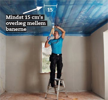 Opsætning af gipsloft: Den næste foliebane sættes op Opsætning af gipsloft: Den næste foliebane sættes op